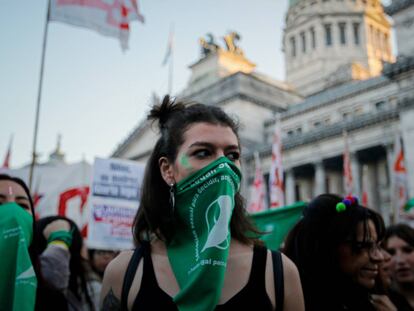 Un grupo de manifestantes participan en una protesta a favor del aborto en Buenos Aires (Argentina).