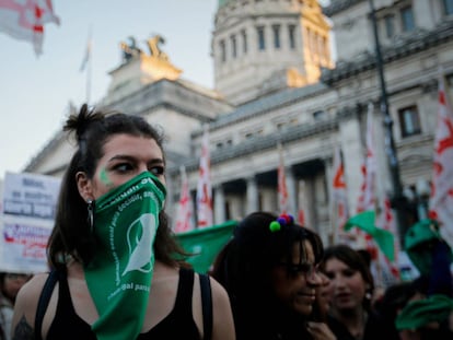 Un grupo de manifestantes participan en una protesta a favor del aborto en Buenos Aires (Argentina).