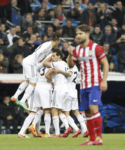 El defensa portugués del Real Madrid Kléper Laveran "Pepe" (2i), celebra con sus compañeros el gol que ha marcado al Atlético de Madrid, durante el partido de ida de las semifinales de la Copa de Rey disputado esta noche en el estadio Santiago Bernabéu. 