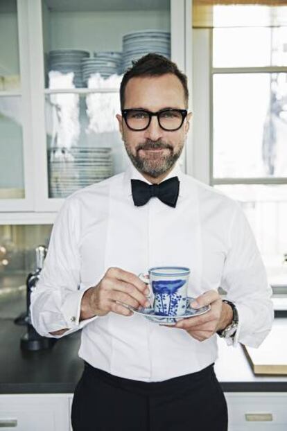 James Costos viste camisa y pantalones Manuel Calvo de Mora, pajarita Turnbull & Asser, reloj IWC, gafas Shuron, zapatos Givenchy y gemelos ‘vintage’ que le regaló su pareja, el reputado interiorista Michael Smith. “Me gusta honrar y promocionar la tradición de la sastrería española. En mi armario ha entrado mucha moda de España”, comenta en su cocina.