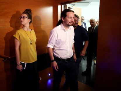 Pablo Iglesias attends a speech on Wednesday given by Catalan regional premier Carles Puigdemont.