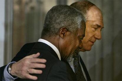 El secretario general de la ONU, Kofi Annan, y el primer ministro israelí, Ehud Olmert, ayer en Jerusalén.