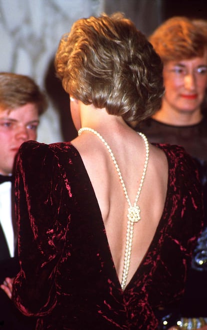 Era 1985 y como si ella también hubiera regresado del futuro llevó un estilismo compuesto por un vestido de terciopelo rojo, con un escote en la espalda con forma de pico y un collar de perlas decorándola, que bien podríamos haber visto en cualquier alfombra roja de 2025.