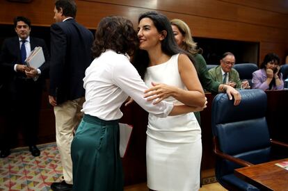 La candidata del PP a la presidencia de la Comunidad de Madrid, Isabel Díaz Ayuso (izquierda), y la portavoz de Vox en la Asamblea de Madrid, Rocío Monasterio.