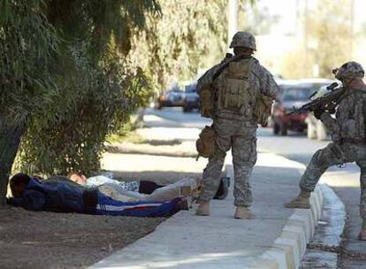 Un soldado estadounidense apunta con su arma a unos iraquíes en un control en el norte de Bagdad.