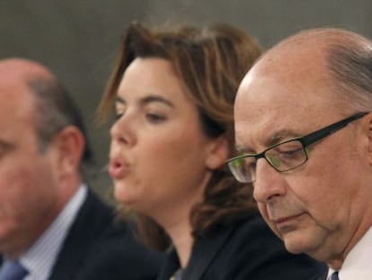 Sáenz de Santamaría, De Guindos y Montoro, durante la rueda de prensa