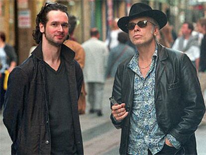 Elliott Murphy, con sombrero, junto a su guitarrista y estrecho colaborador Olivier Durand.