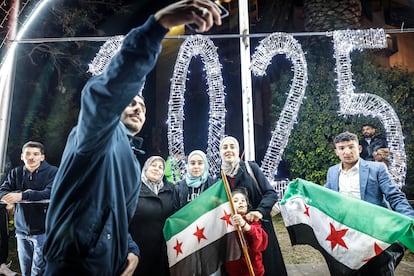 Varias personas se hacen un selfi celebrando la próxima llegada del nuevo año en Damasco.