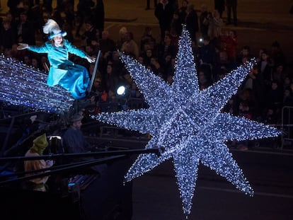 Una de las carrozas de la cabalgata de Los Reyes Magos en Barcelona.