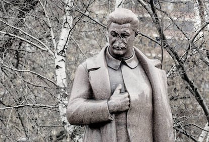 Escultura deteriorada de Stalin en el parque Muzeón de Moscú.