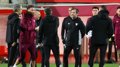 Quique Sánchez Flores ve cómo Sergio Ramos saluda a su equipo de trabajo en su primer entrenamiento con el Sevilla.