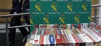 La Guardia Civil espa&ntilde;ola y las polic&iacute;as de Bulgaria y Ruman&iacute;a han desmantelado una de las mayores redes de contrabando de tabaco en Europa, nocivo en muchos casos para la salud, y se ha incautado de 1.560.000 cajetillas valoradas en 6 millones de euros (6,4 millones de d&oacute;lares), dentro de la denominada operaci&oacute;n &quot;Mangalica&quot;, que se ha saldado con 42 detenidos (30 en Espa&ntilde;a, 11 en Ruman&iacute;a y 1 en Bulgaria) y 58 registros (18 en Espa&ntilde;a, 38 en Ruman&iacute;a y 2 en Bulgaria). EFE/Juan Carlos Hidalgo