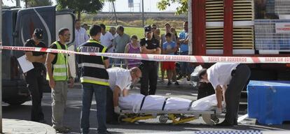 La policía vigila el traslado del cuerpo del trabajador fallecido ayer en accidente laboral en Córdoba.