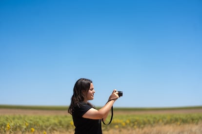 María Curero mira por la pantalla de su cámara, en Herrín de Campos (Valladolid).