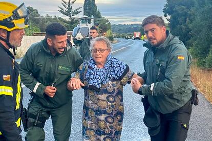 La Guardia Civil rescata a una señora en Menorca tras la intensa tormenta, el jueves.
