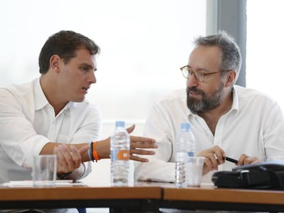 Albert Rivera (d) conversa Juan Carlos Girauta, ayer.