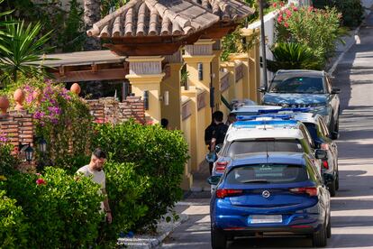 La policía, acudiendo a la urbanización de Estepona (Málaga) donde se produjo el presunto asesinato de un hombre belga el pasado lunes.