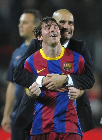 Guardiola y Messi se abrazan tras superar la semifinal de la Champions League frente al Real Madrid en el Camp Nou, el 3 de mayo de 2011.