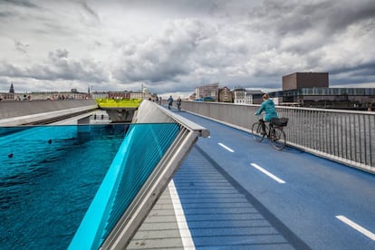 El puente ciclista y peatonal de Inderhavnsbroen, que une Nyhavn con Christianshavn, en Copenhague.
