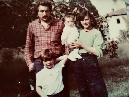 José Manuel Cazorla y Loli González con sus hijos, Fernando y Santiago (en brazos de su madre) en una imagen familiar.