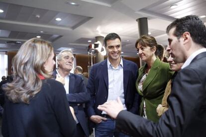 Idoia Mendia, tercera a la derecha, junto a Pedro Sánchez en Zaragoza.