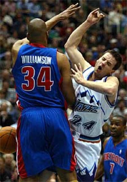 Raúl López intenta superar al jugador de los Pinstons, Corliss Williamson, durante un encuentro en el que el español no anotó ningún punto.