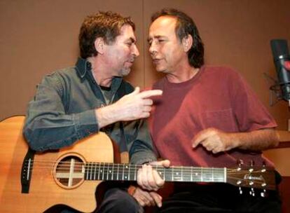 Joaquín Sabina y Joan Manuel, en un estudio de grabación.