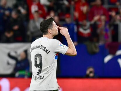 El gesto de Lewandowski tras ser expulsado ante Osasuna.