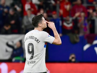 El gesto de Lewandowski tras ser expulsado ante Osasuna.