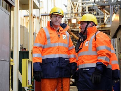 El primer ministro brit&aacute;nico, David Cameron, visita  una plataforma petrol&iacute;fera en el mar del Norte, a unas 100 millas de la localidad escocesa de Aberdeen