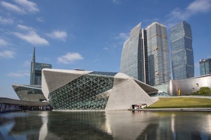 Guangzhou, capital china de la electrónica, quiso escenificar su florecimiento, su modernidad y su desarrollo cultural con un edificio imponente, el de la Ópera, <a href="https://elpais.com/noticias/zaha-hadid/" target="_blank">firmado por Zaha Hadid</a> y finalizado en 2010. Concebido, según descripción del propio estudio de la reconocida arquitecta (fallecida en 2016), como dos guijarros gemelos, erosionados, “en perfecta armonía con su ubicación junto al río”. Si por fuera todo es diálogo fluido entre arquitectura y naturaleza, por dentro reina lo último en tecnología, en el auditorio, con 1.800 asientos, y en una sala más pequeña, de 400 asientos, pensada, entre otras funciones, para 'performances' artísticas.