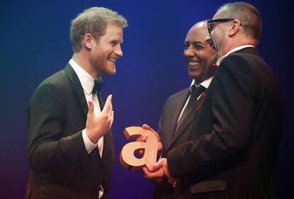 El príncipe Harry recoge el premio póstumo a su madre, Diana Spencer, en la gala Attitude Awards en octubre de 2017.