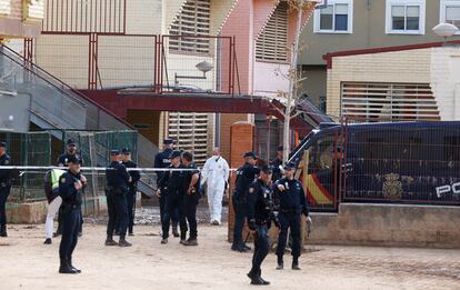 Cordón policial en el exterior del colegio Lluís Vives de Massanassa (Valencia), este domingo.