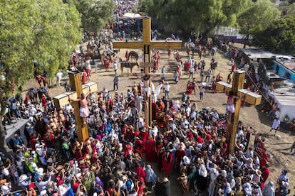 El momento cúspide de la Pasión de Cristo llega al ser alzado el joven en la cruz.