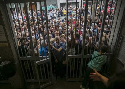 Numerosas personas hacen cola en el instituto Moisés Broggi de Barcelona para votar en el referéndum sobre la independencia de Cataluña, suspendido por el Tribunal Constitucional.