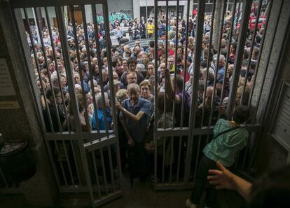 Numerosas personas hacen cola en el instituto Moisés Broggi de Barcelona para votar en el referéndum sobre la independencia de Cataluña, suspendido por el Tribunal Constitucional. 