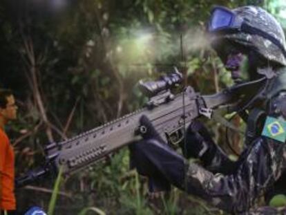 Visitantes observan la imagen de un soldado brasileño, durante la feria internacional de armamento LAAD Defence & Security, en Río de Janeiro (Brasil).