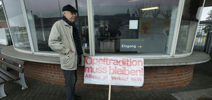 Un hombre protesta contra la venta de Opel en Ruesselsheim (Alemania).