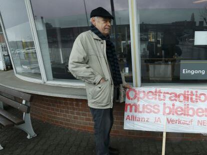 Un hombre protesta contra la venta de Opel en Ruesselsheim (Alemania).