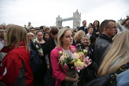 Una multitud rinde homenaje a las víctimas del atentado terrorista que tuvo lugar en el Mercado Borough, en Londres (Reino Unido).