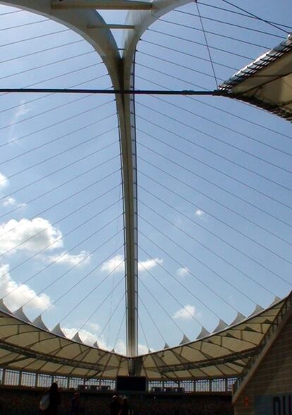 El estadio tiene cabida para unos 70.000 espectadores. Su característico arco en forma de Y emula la bandera surafricana.