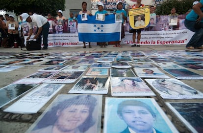 Marcha de la Caravana de madres de emigrantes desaparecidos en tránsito por México, a su paso por Tenosique. Más de 70.000 emigrantes han desaparecido en su tránsito por el territorio mexicano desde 2006 cuando trataban de llegar a Estados Unidos.