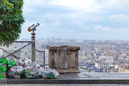 Bolsas de basura amontonadas en el barrio parisino de Montmartre.