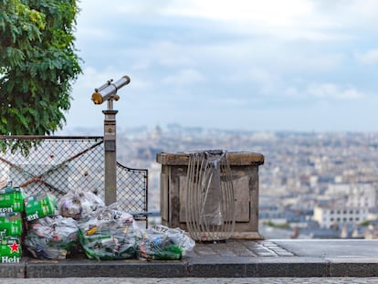 Bolsas de basura amontonadas en el barrio parisino de Montmartre.