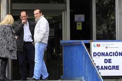 Fumadores, en la puerta del hospital Doce de Octubre.