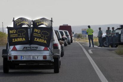 La caravana de la plataforma contra la instalación del ATC en Zarra, ayer a punto de entrar en la A-31.