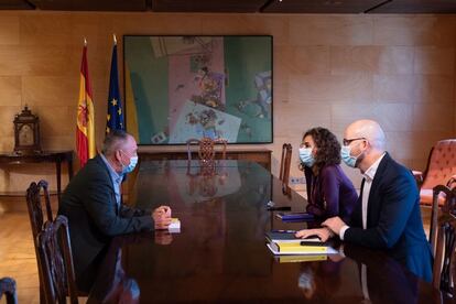 El diputado de Compromís, Joan Baldoví, reunido con la ministra de Hacienda, María Jesús Montero, y el secretario de Estado de Derechos Sociales, Nacho Álvarez.