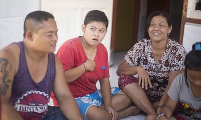 Sumarni, de 16 años, la hija media del matrimonio Pindu y Nyoman, en la entrada de su casa en Bengkala, norte de Bali.