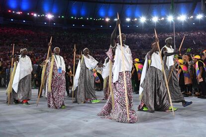 Los miembros de la delegación de Burundi entran en el estadio durante la ceremonia de apertura de los Juegos Olímpicos de Río 2016.