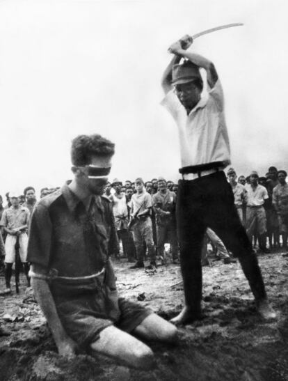 Ejecución del piloto australiano Leonard Siffleet a manos del oficial japonés Yasuno Chikao. Nueva Guinea, 24 de octubre de 1943 (de autor desconocido). Una de las imágenes más impactantes del libro. "Lo más increíble -resalta Elvira- es que se supieran los nombres de los protagonistas de esta imagen".